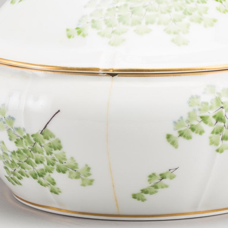 SERVIS, 128 dlr Bing & Gröndahl, "Adiantum (Venushår)", porslin omkring 1900.
