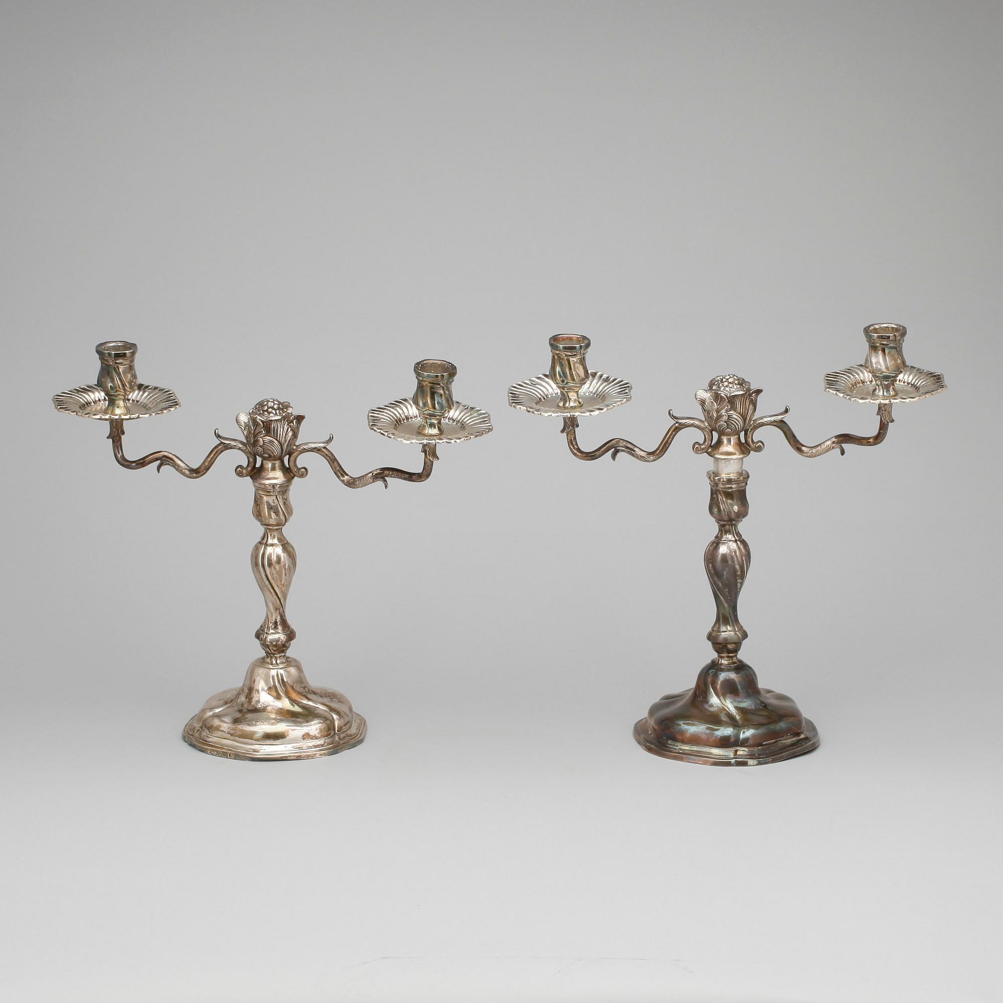 KANDELABRAR, ett par, silver, rokoko, troligen 1700-talets mitt/andra hälft. Total vikt ca 2020 gram.