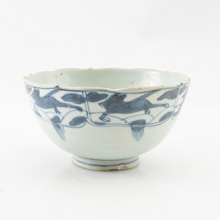 Bowl and plates, 2 pcs, China, 16th/17th century, porcelain.