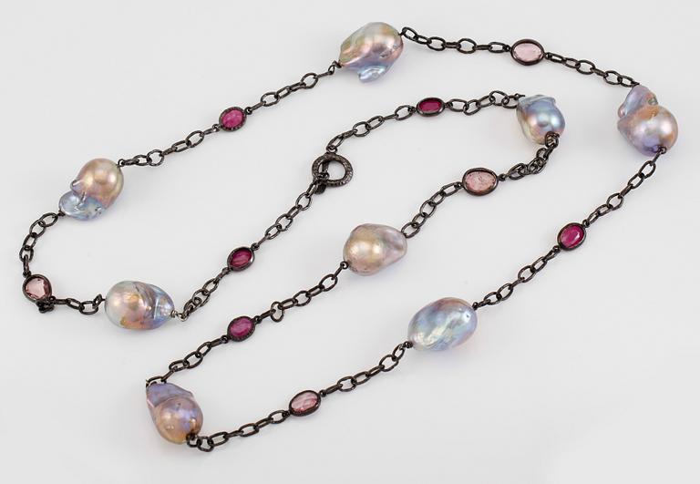 COLLIER, silver, barocka sötvattenspärlor, rubiner och rubeliter.
