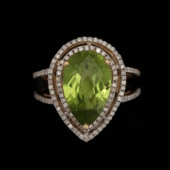 RING, fasettslipad peridot, 4.91 ct, med briljantslipade diamanter, 0.75 ct.