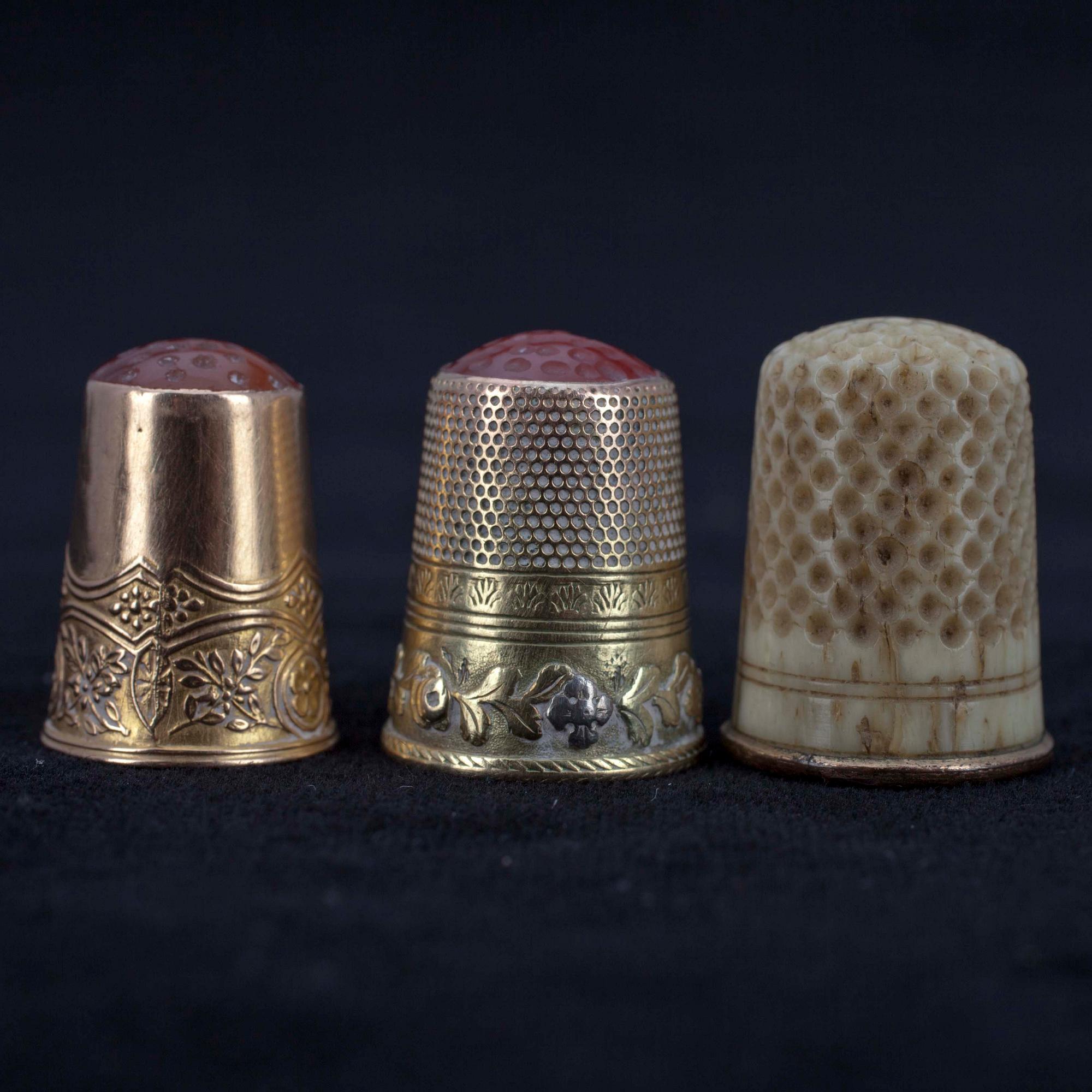 FINGERBORGAR, 3 st, en stämplad, guld 18K.