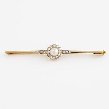 Brooch 18K gold and platinum with a half-pearl and round brilliant and rose-cut diamonds.