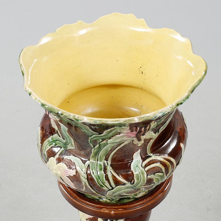 A jugend pedestal with pot in earthenware, urn marked "Oxford", beginning of the 20th century.