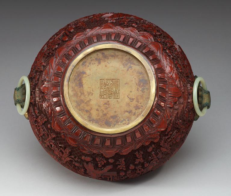 RÖKELSEKAR/YTTERFODER, lack, brons och nefrit. Qing dynastin (1644-1912), med Qianlongs sigillmärke.