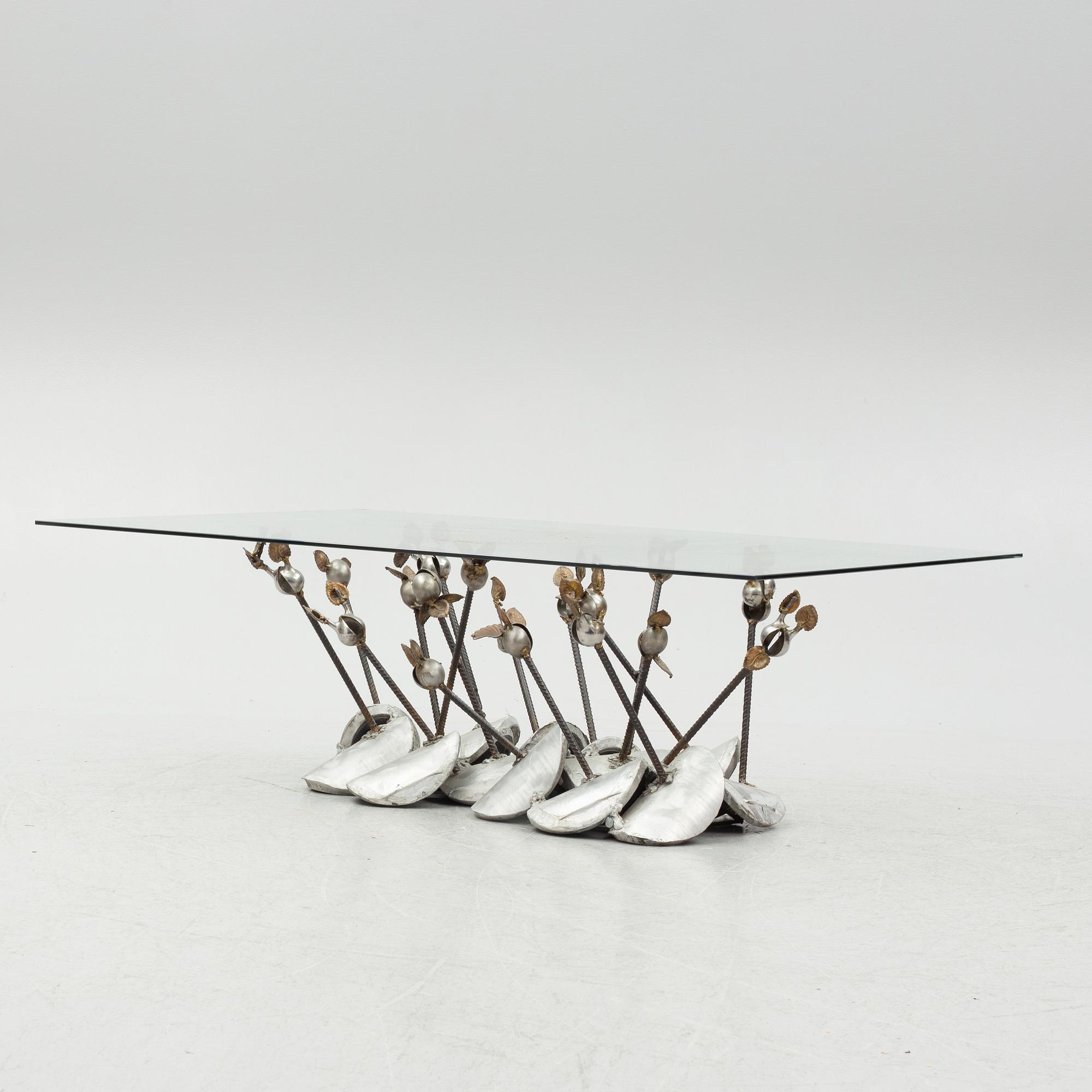 Renaud Vassas, a coffee table.