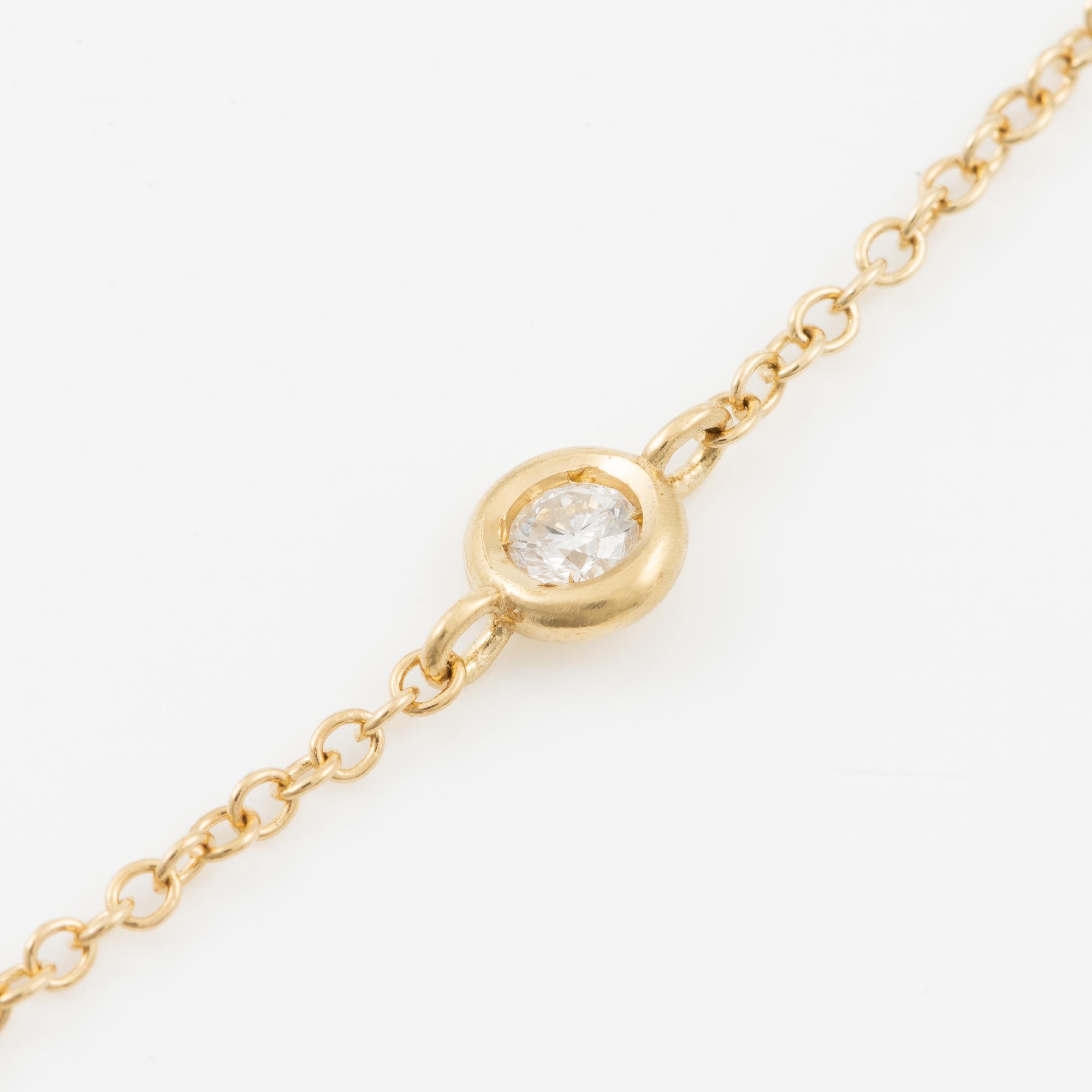 Necklace in 18K gold with a faceted heart-shaped sapphire and round brilliant-cut diamonds.