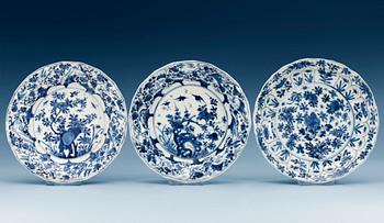 1500. A set of three blue and white dishes, Qing dynasty, Kangxi (1662-1722). (3).