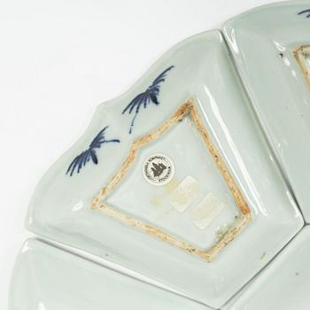 A nine piece Chinese export blue and white cabaret, Qing dynasty, Qianlong (1736-95).