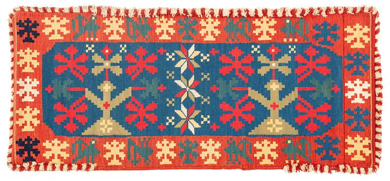 A double-interlocked tapestry carrige cushion, ”Stiliserade Ekar” c 114 x 49 cm, the first quater of the 19th century.