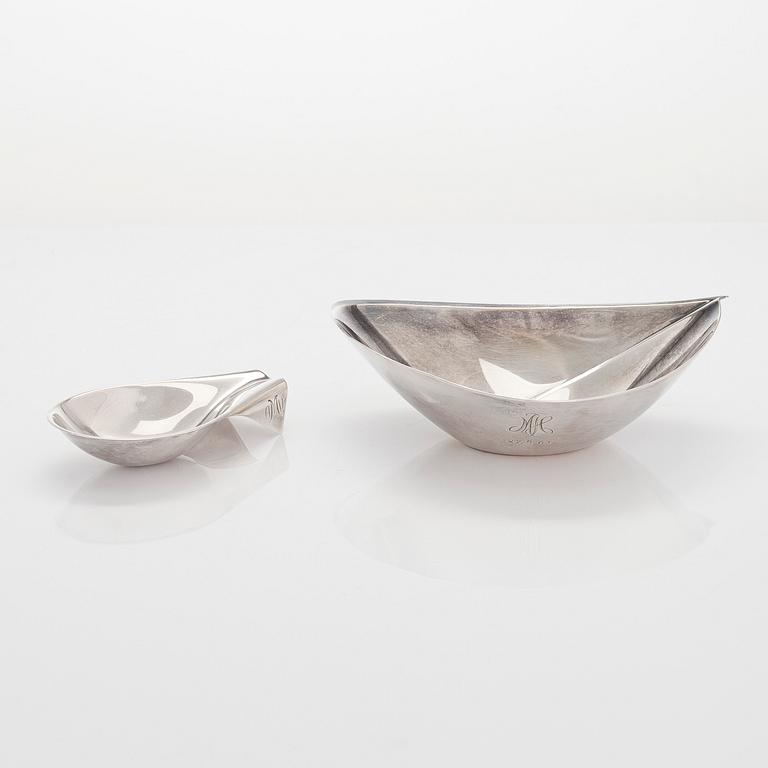 Tapio Wirkkala, A set of two silver bowls, Kultakeskus, Hämeenlinna 1957 ja 1962.