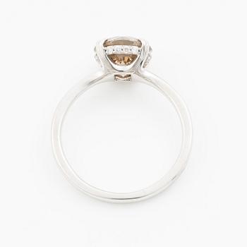 Ring in 18K white gold set with a round brilliant-cut diamond weighing 2.54 ct, accompanied by a GIA report.