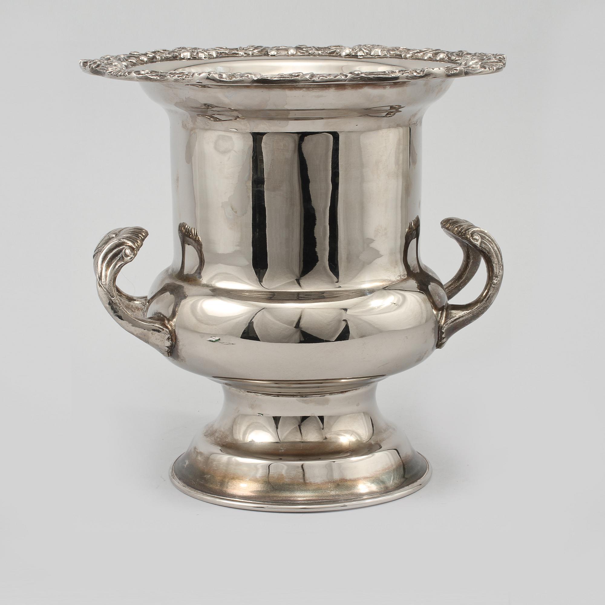 CHAMPAGNEKYLARE, vitmetall, 1900-talets andra hälft.
