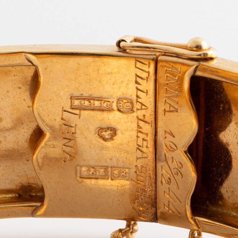Armring, 18K guld, med stiliserad bladdekor.