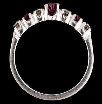 RING med rubiner och diamanter.