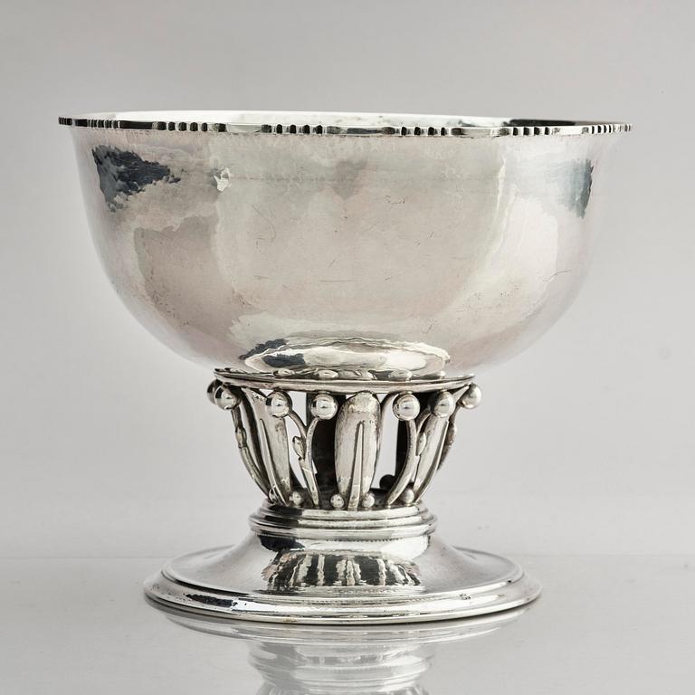 Georg Jensen, skål på fot, Köpenhamn ca 1919-21, modell 19, svenska importstämplar GABF.
