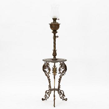 Golvfotogenlampa med bord, nyrokoko, 1800-talets senare del.