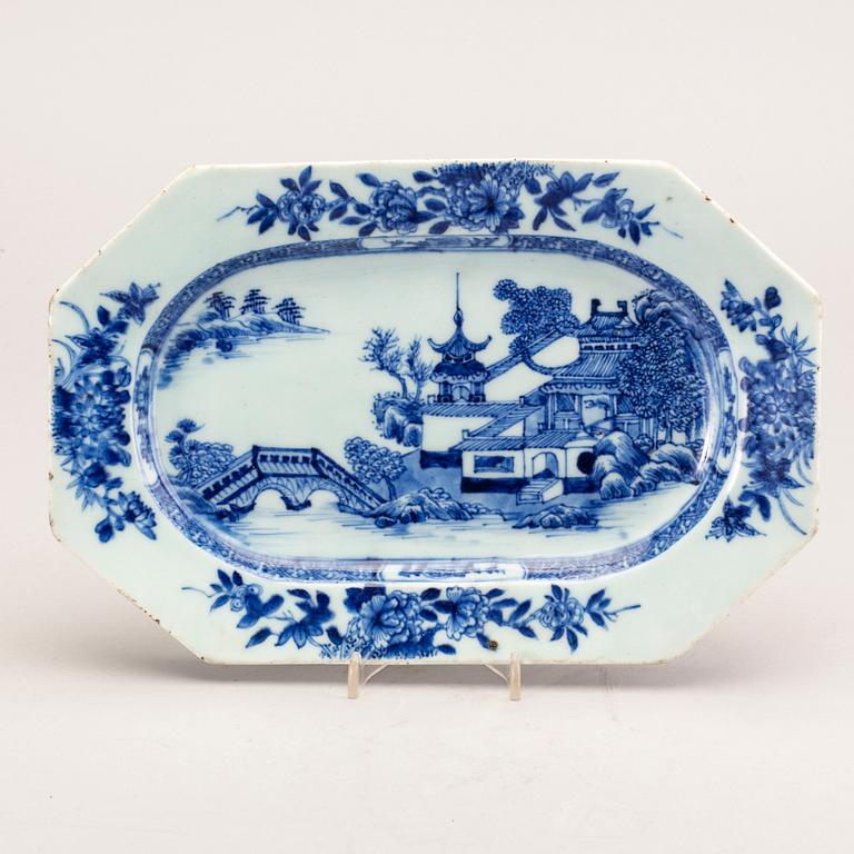 A set of four Chinese porcelaine serving dishes, Qing dynasty, Qianlong (1736-95).