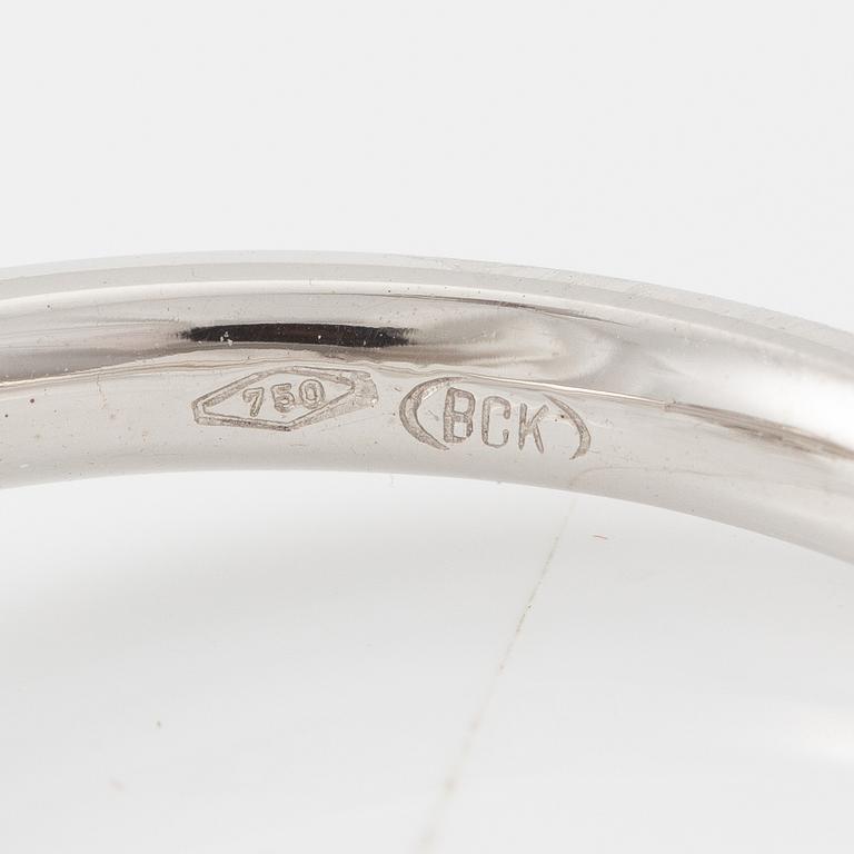 Ring 18K vitguld med briljantslipade diamanter.