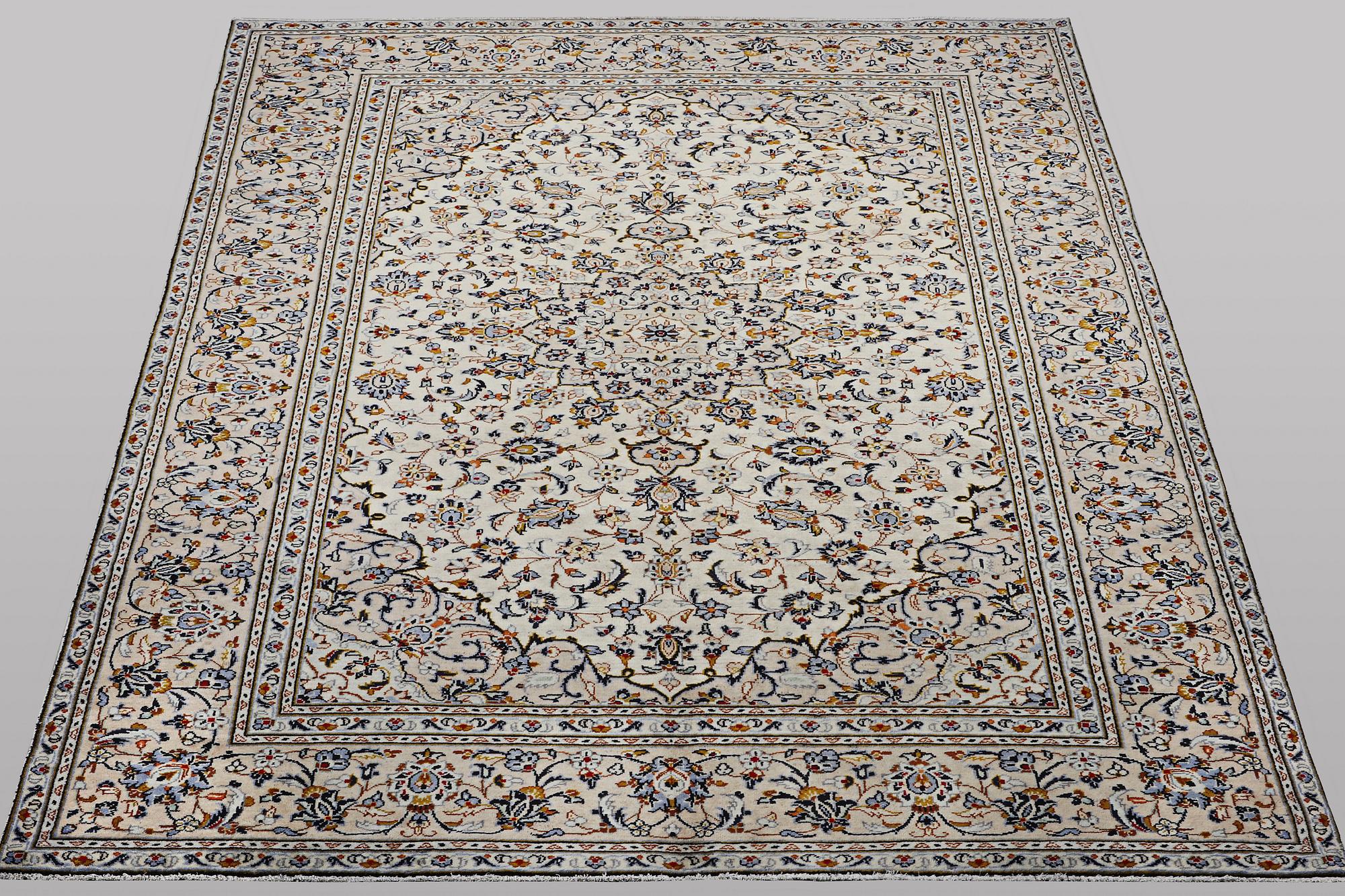 A carpet, Kashan, ca 283 x 194 cm.