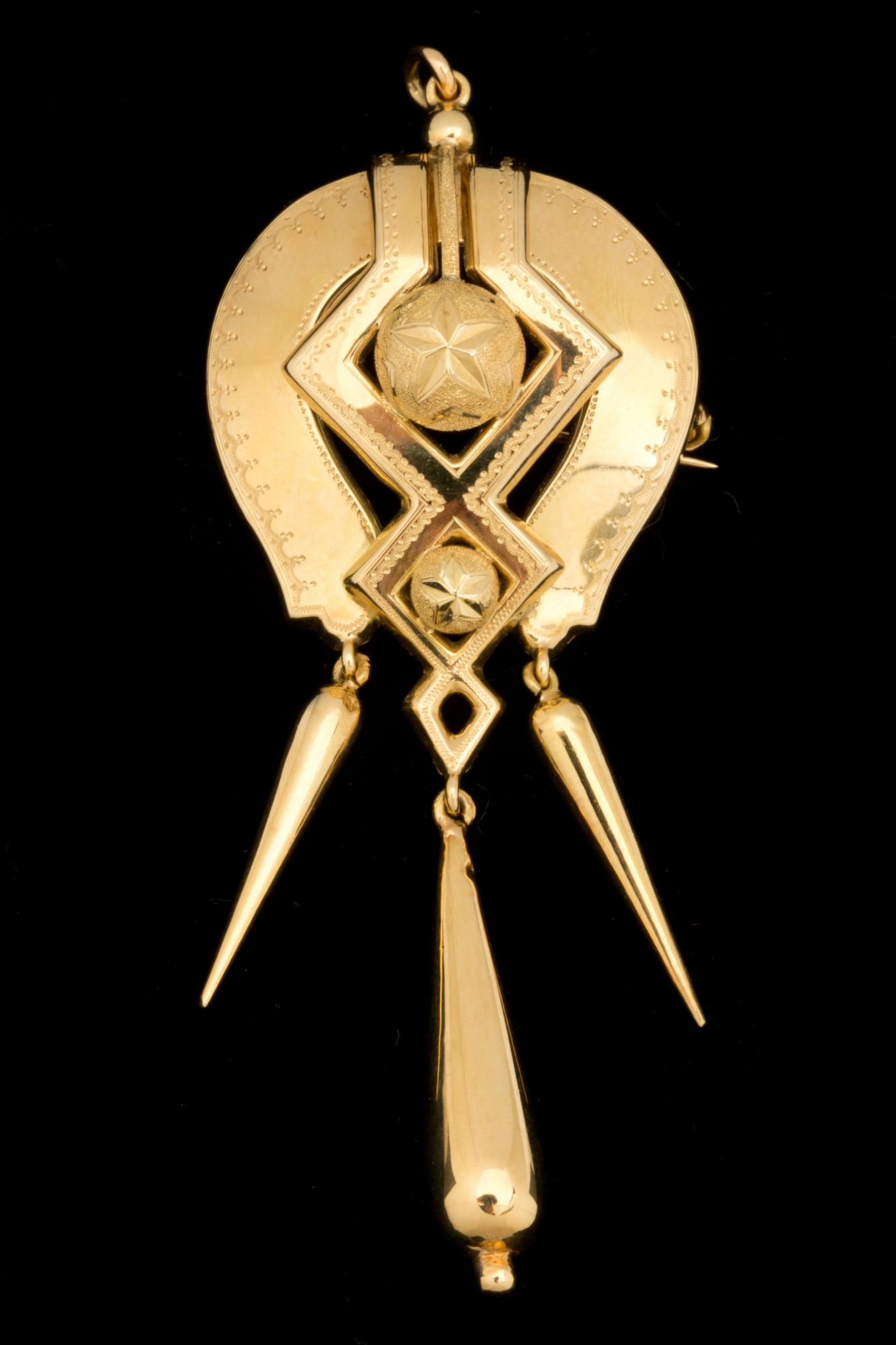 BROSCH, 18 k guld med 3 kläppar, Guldvaruaktiebolaget G. Dahlgren, Malmö, 1878. Vikt ca 6 g.