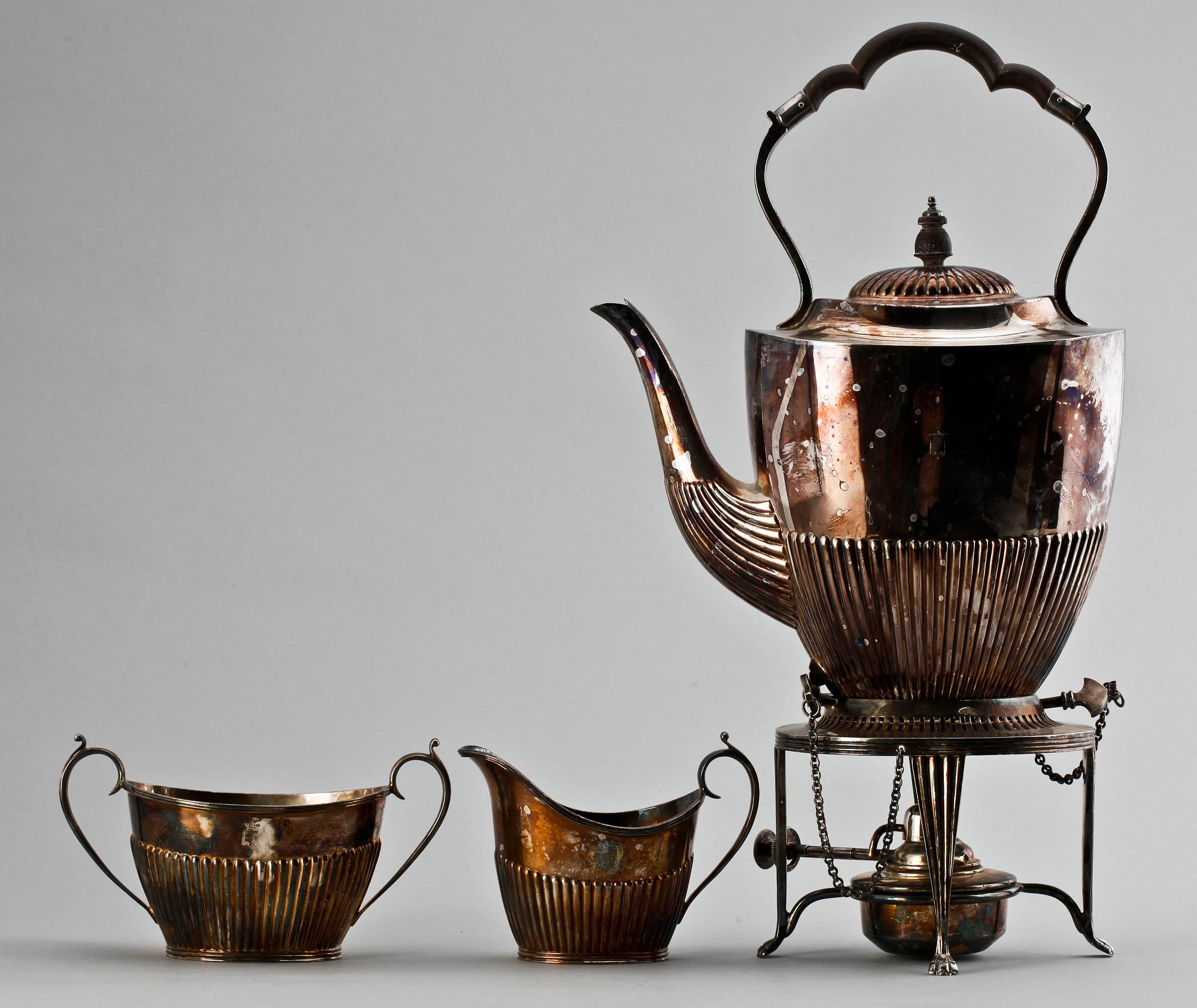 TEKÖK SAMT GRÄDDKANNA OCH SOCKERSKÅL, nysilver, empirestil, Mappin & Webb, England 1900-talets första hälft.