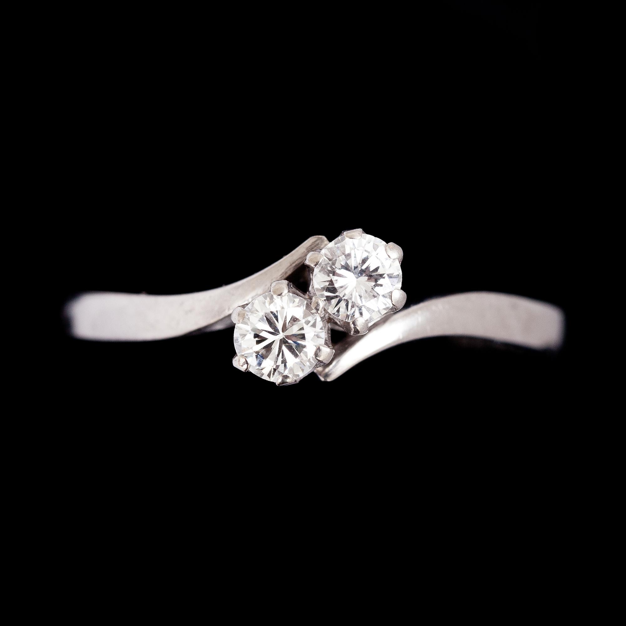 RING, 18k vitguld med två briljantslipade diamanter tot ca 0,29 ct. Göteborg 1963. Vikt 2,8 g.