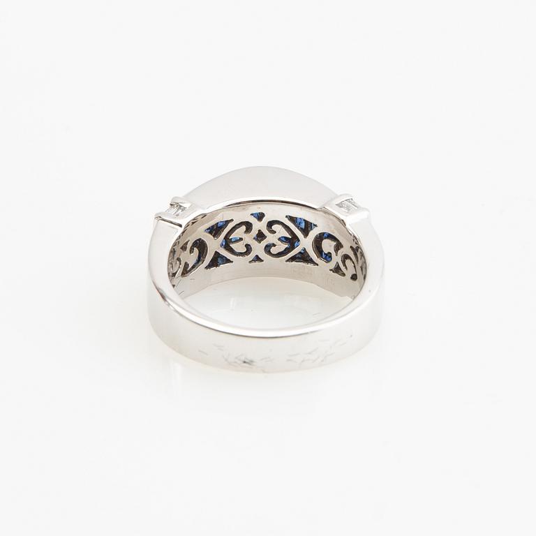 Ring, 18K white gold with baguette-cut diamonds and princess-cut sapphires.