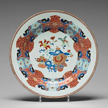 807. A famille rose dish, Qing dynasty, 18th century.