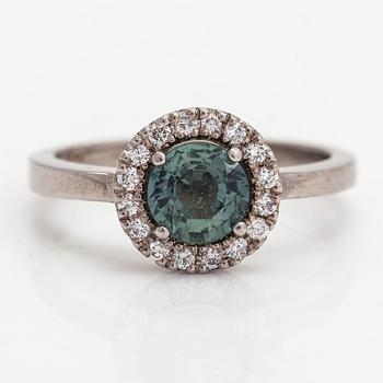 Ring, 14K vitguld med  grön safir och briljantslipade diamanter ca 0.20 ct. totalt, 2009.