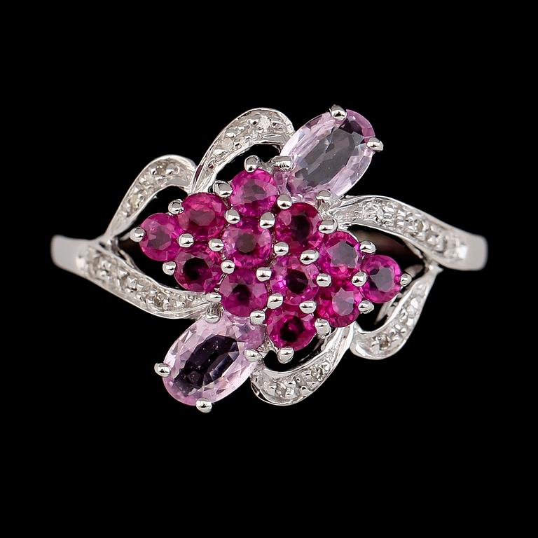 RING, 14K vitguld, rubiner, rosa safirer och diamanter.