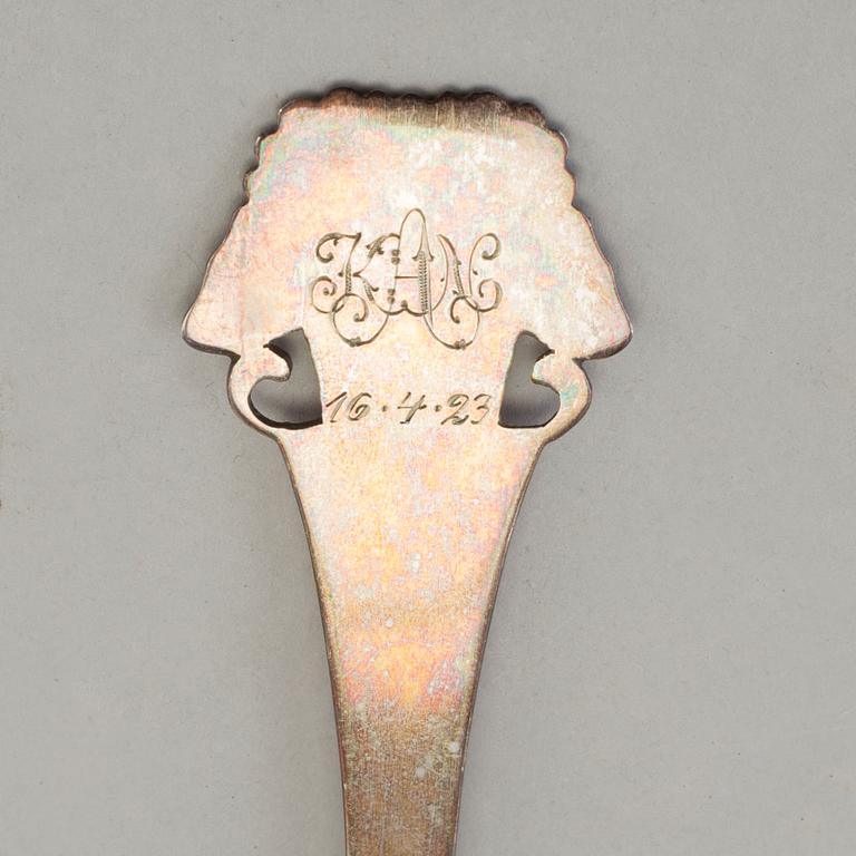 A DANISH SILVER ART NOUVEAU CAKE SERVER, 1920.