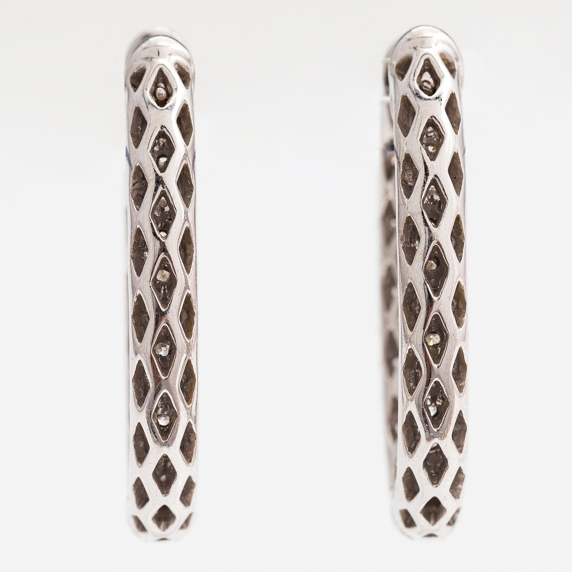 KORVAKORUPARI, 18K valkokultaa, briljanttihiottuja timantteja n. 4.60 ct yht.