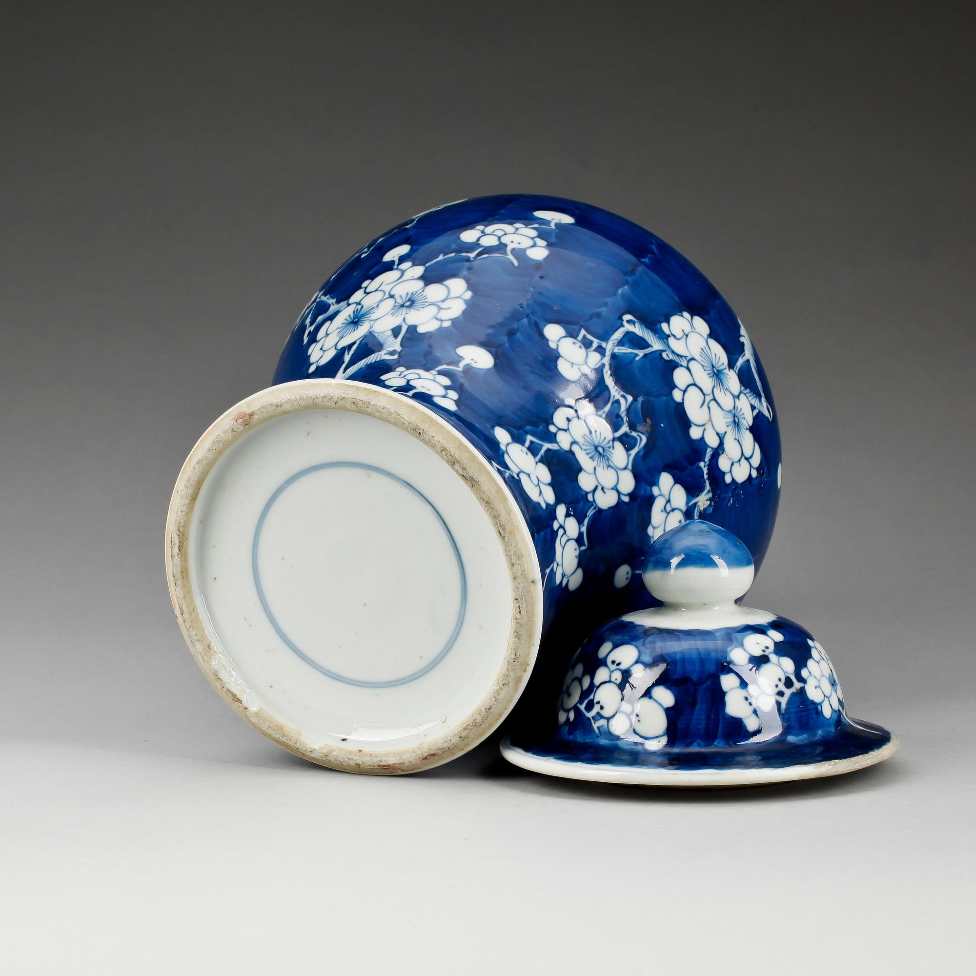 URNA med LOCK, porslin, sen Qingdynasti 1800-tal.