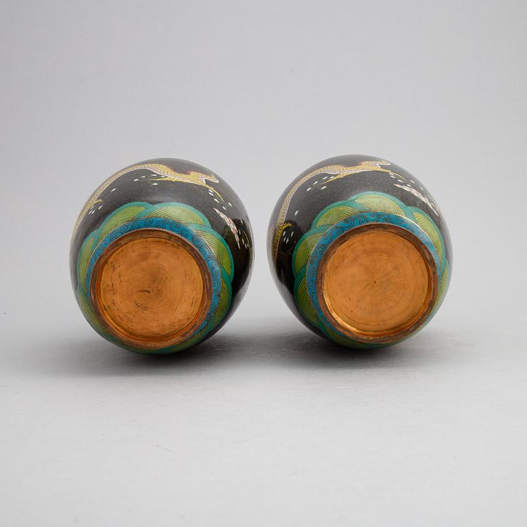 Vaser, ett par, cloissoné, Japan, 1900-tal.