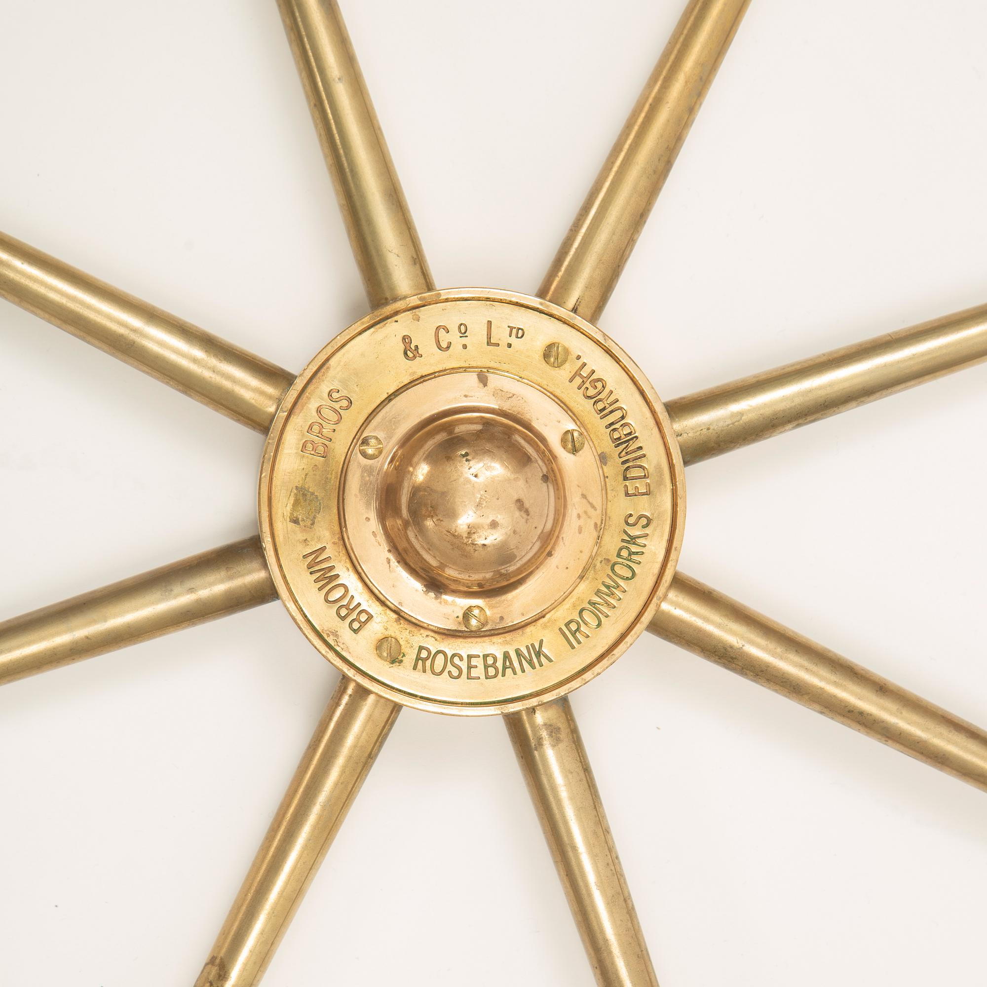 Skeppsratt, mässing och teak, märkt Brown Bros & Co Ltd, Rosebank Ironworks Edinburgh, 1900-tal.
