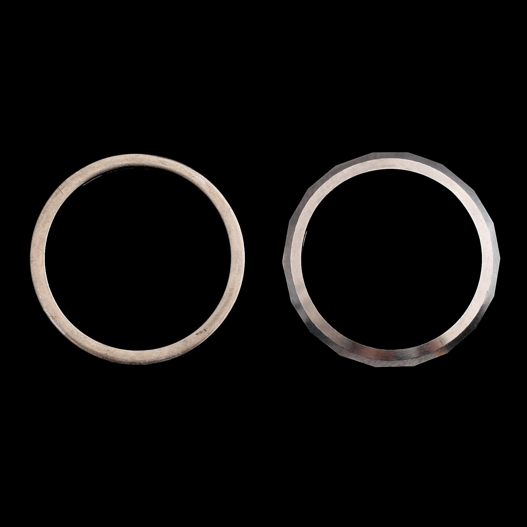 RINGAR, 2 st, 18 k vitguld, svenska stämplar 1958 och 1966. Vikt ca 8 g.