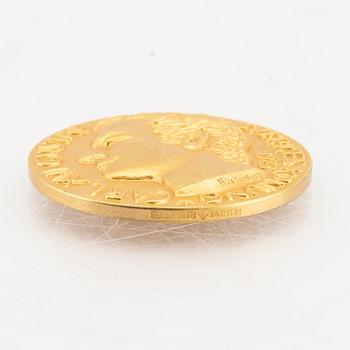 An 18K gold medal Carl XVI Gustaf numbered 55/1000 weight 56,7 grams.