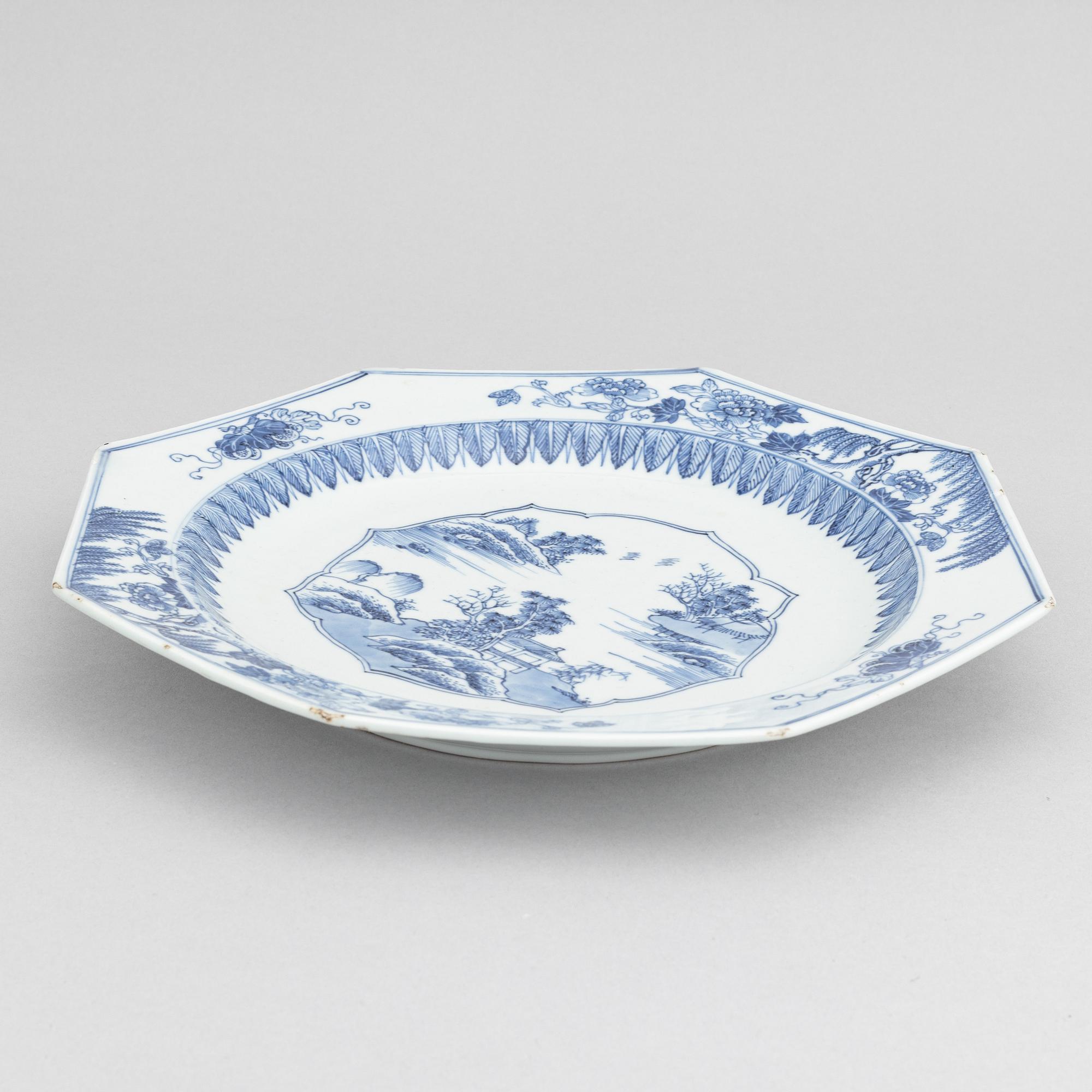 A Chinese blue and white porcelain dish, Qing dynasty, Qianlong (1736-95).