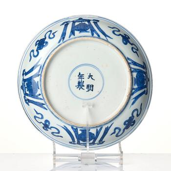 A blue and white dish, Ming dynasty, Wanli (1572-1620).