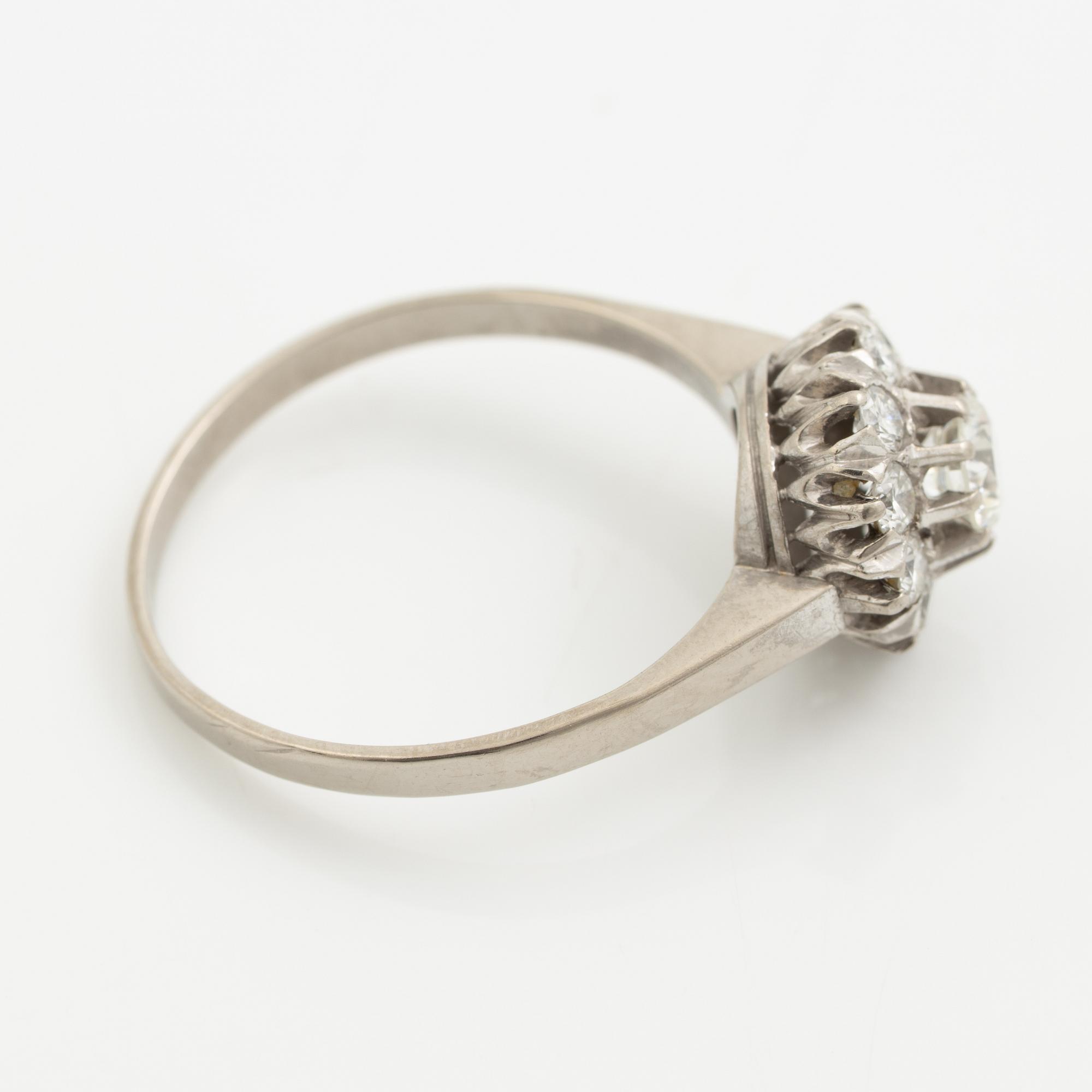 Ring 18K vitguld med runda briljantslipade diamanter.