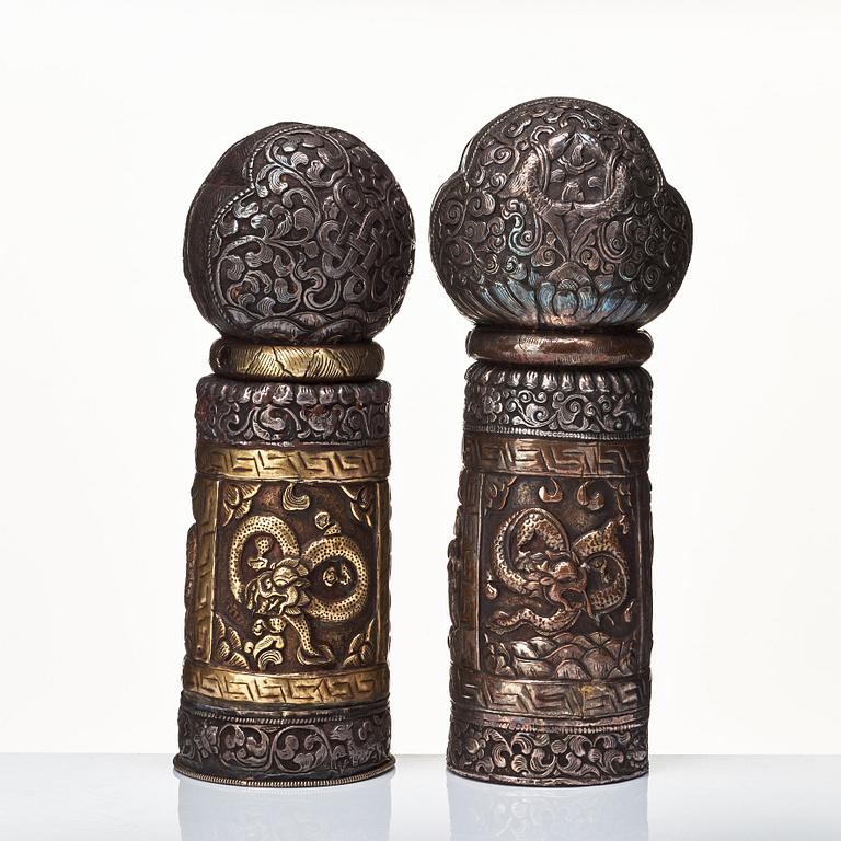 Tempel stämplar, vitmetall och brons, två stycken, Nepal/Tibet, troligen sent 1800-tal.