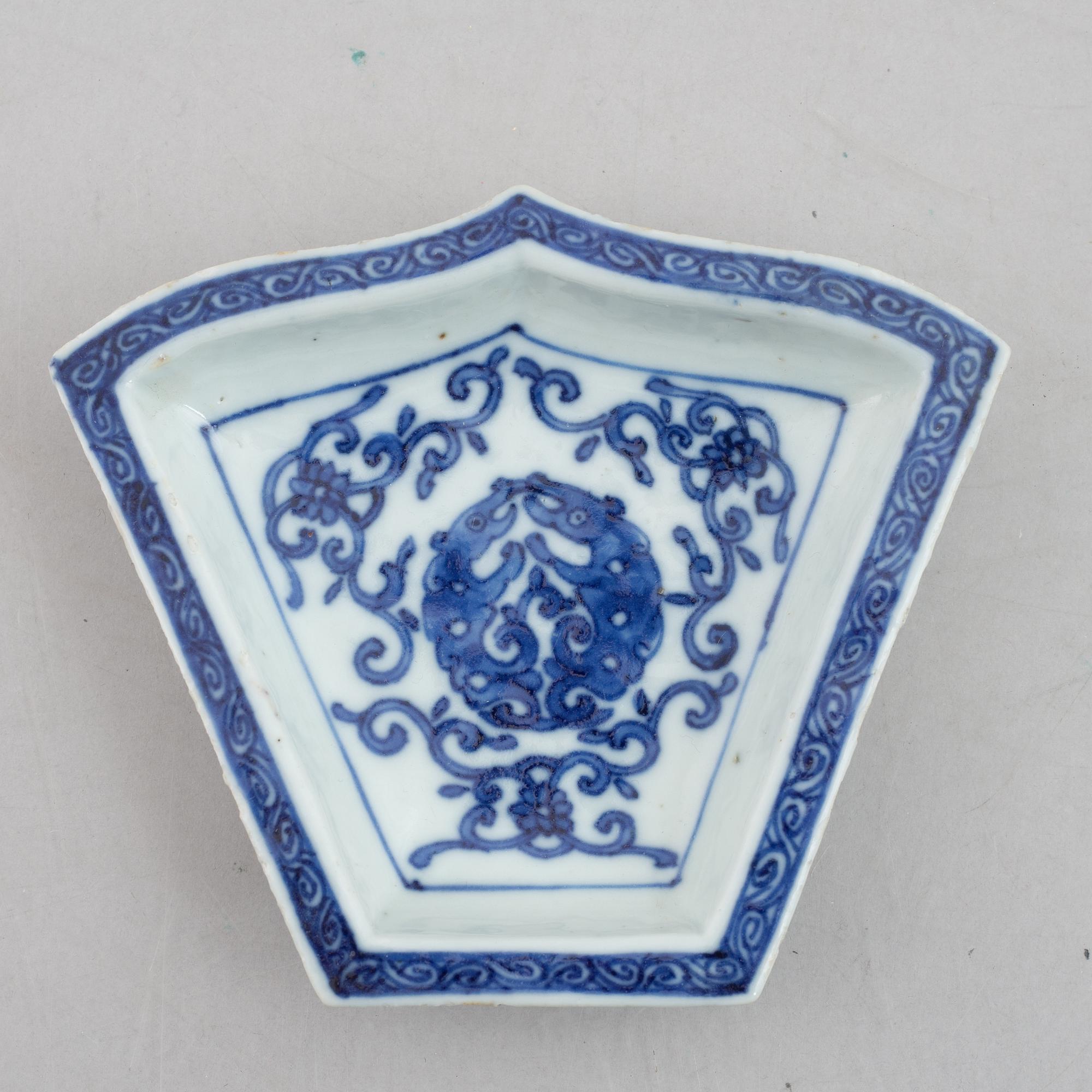 A group of four blue and white dishes and a cabaret piece, Qing dynasty, 18th century.