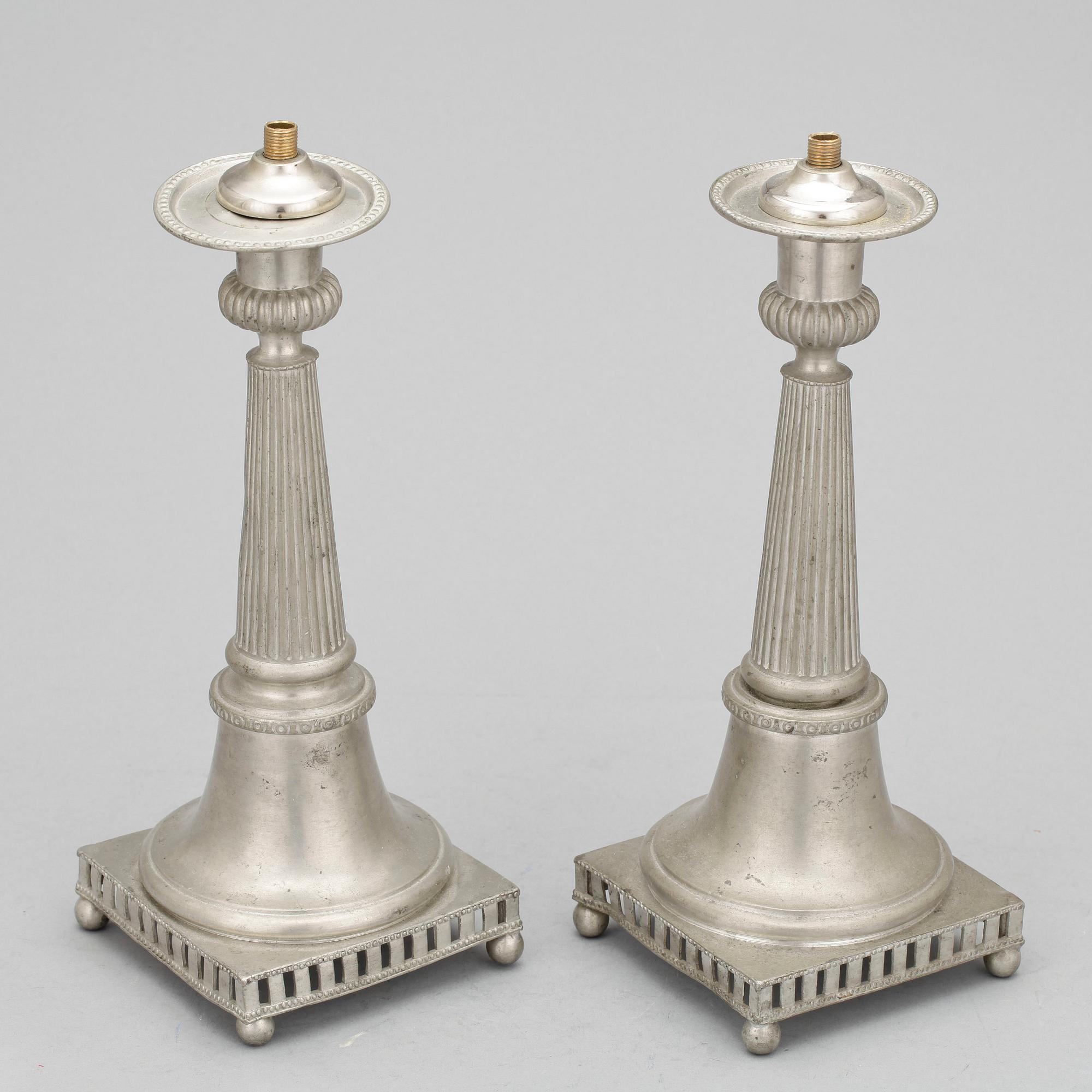 LJUSSTAKAR/BORDSLAMPOR, ett par, tenn, okänd mästare, 1800-tal.