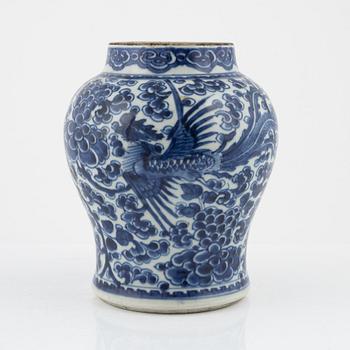 A blue and white porceline urn, China, 18th century.