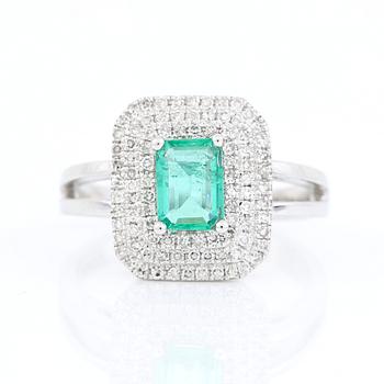 RING, 18K vitguld med smaragd ca 1,35 ct och små diamanter tot ca 0,28 ct. Vikt 5,8 g.