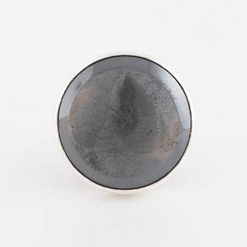 CECILIA JOHANSSON, Göteborg, 2001, ring med cabochon slipad hematit.