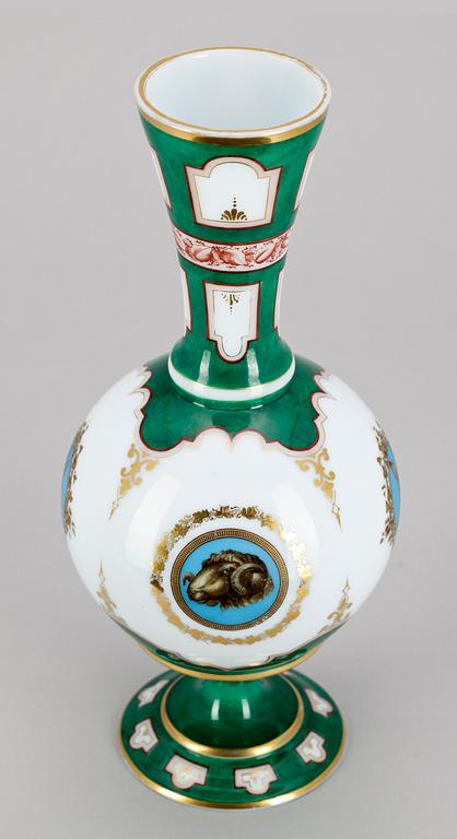 URNA, opalglas, Tyskland/Österrike-Ungern, 1800-talets andra hälft.