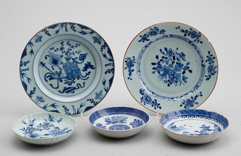 TALLRIKAR, 5 st, olika, porslin, Kina, Qianlong 1736-1795.