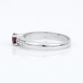 RING, 14K vitguld med turmalin 0,32 ct och briljantslipade diamanter tot ca  0,14 ct. Vikt 2,72 gram.